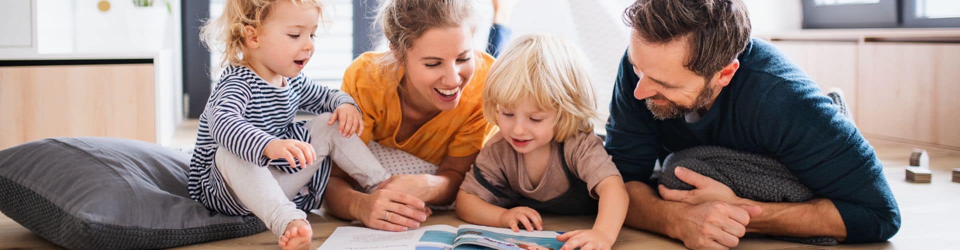 Familie mit Kindern beim Spielen
