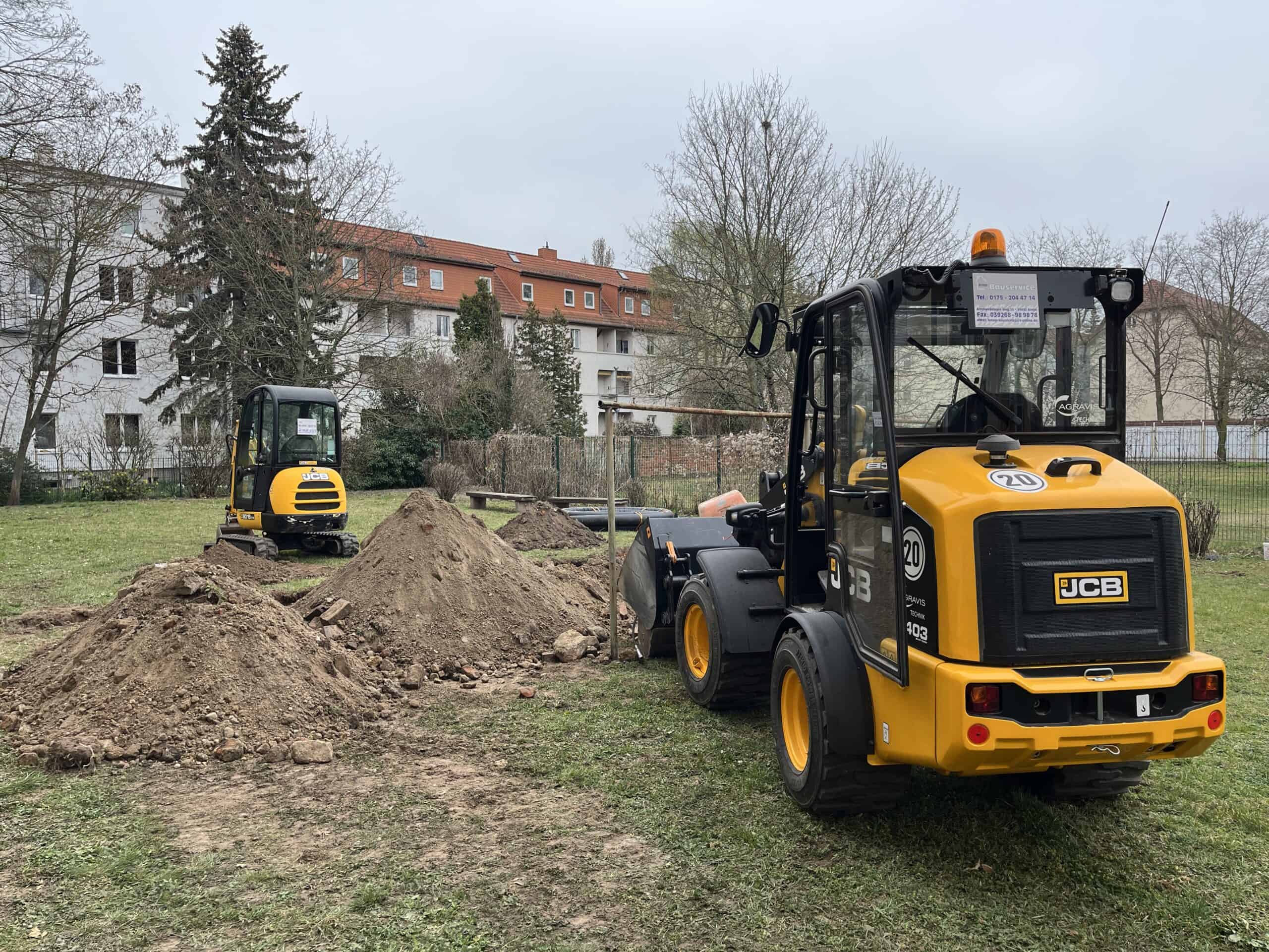 Installation PV Anlagen und Wärmepumpe Tiefbauarbeiten Installation der PV Anlagen und Tiefbauarbeiten für die Wärmepumpe