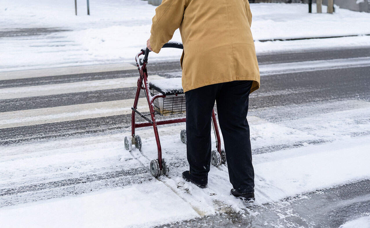 rollator-zebrastreifen-winter-schnee Besonders für ältere Personen ist der Winter und Glatteis eine Herausforderung