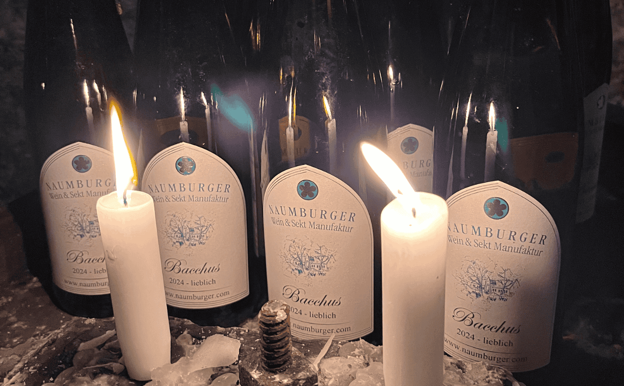 DSW-Mitgliedervertreterfahrt-Sekt-und-Wein-Manufaktur-BB-09 Naumburger Weinflaschen mit Kerzen, die die Weinregion Naumburg repräsentieren, bei einer Weinverkostung oder Präsentation.