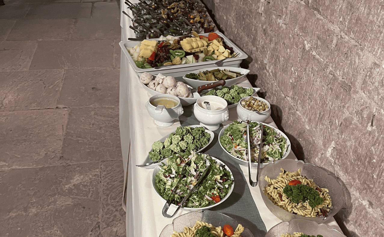 DSW-Mitgliedervertreterfahrt-Sekt-und-Wein-Manufaktur-BB-10 Vielfältiges Buffet mit regionalen Spezialitäten in der Weinregion Naumburg, perfekt für Weinliebhaber und Genießer.