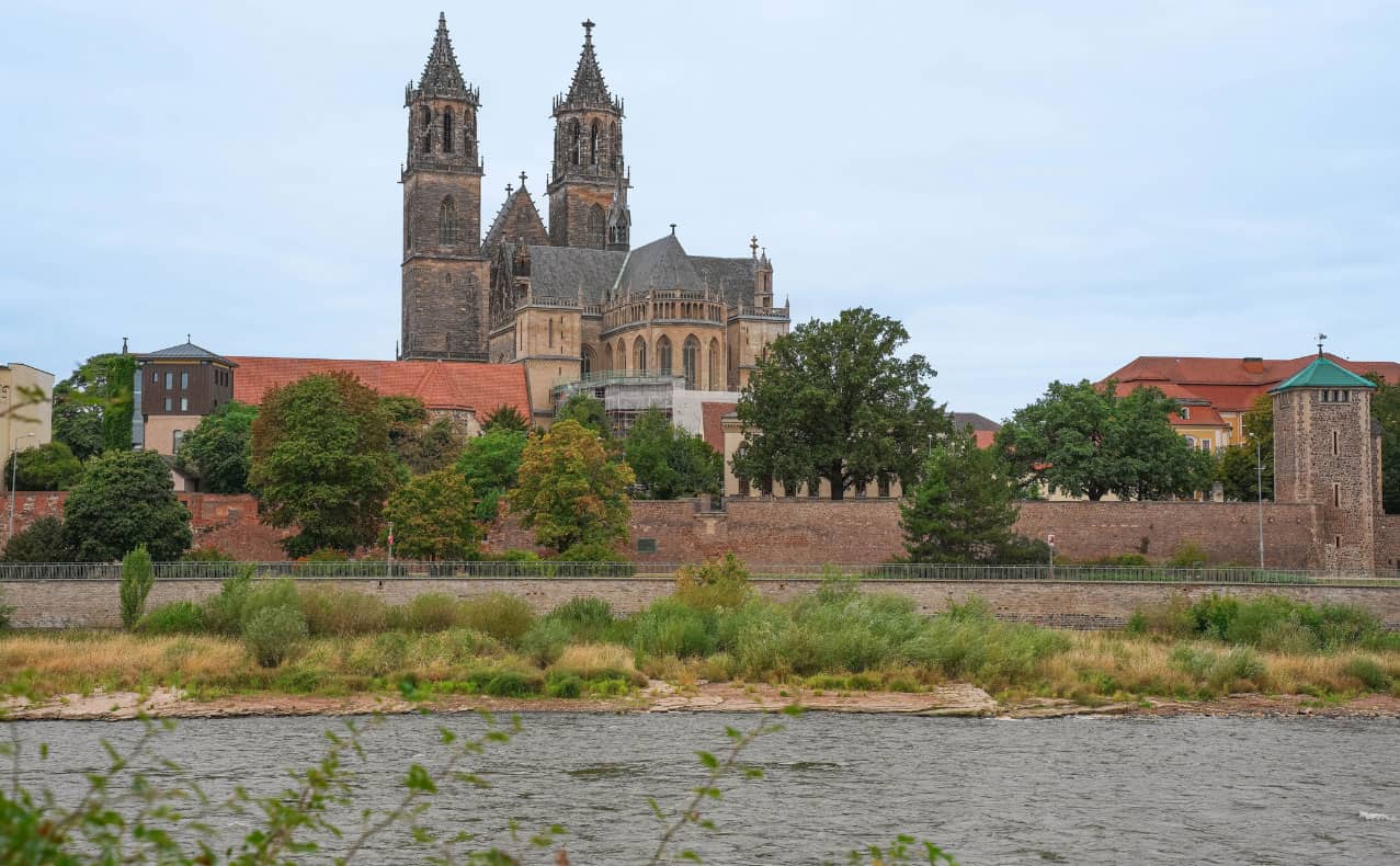 Magdeburger Dom Ansicht vom Werder aus, auf den Magdeburger Dom und die umliegenden Gebäude in Magdeburg.