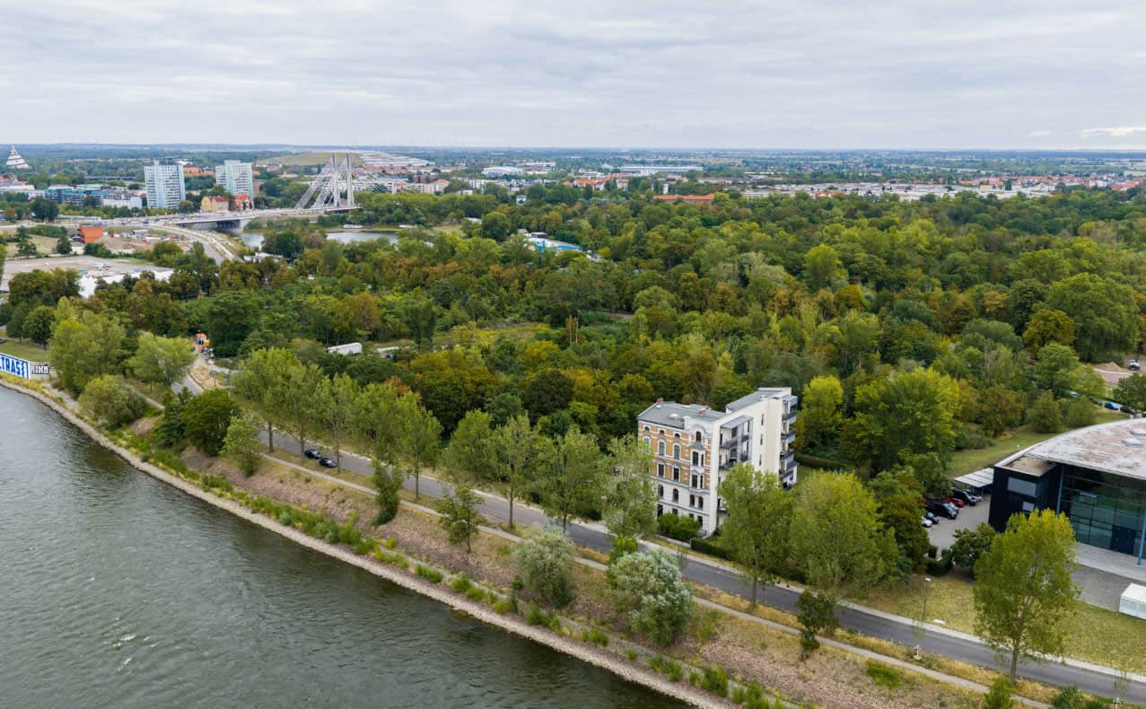 Luftbild - Blick Stadtteil Werder Luftaufnahme auf dem Werder mit Blick auf die Elbe und umliegende Grünflächen in Magdeburg.