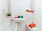 Bad mit Wanne - 3-Raumwohnung mit Balkon im Lieblingskiez