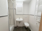 Bad mit Dusche - Charmante 2-Raumwohnung mit guter Verkehrsanbindung
