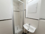 Bad mit Dusche - Charmante 2-Raumwohnung mit guter Verkehrsanbindung