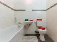 Modernes Bad mit Wanne - Musterbild