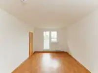 Helles Wohnzimmer mit Balkonzugang  - Musterbild