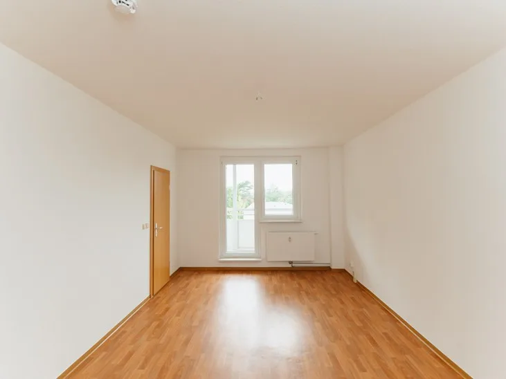 Helles Wohnzimmer mit Balkonzugang  - Musterbild