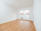 Helles Wohnzimmer - Musterbild - Schöne 3-Raumwohnung im Lieblingskiez