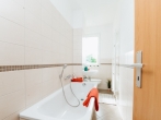 Helles Bad mit Wanne - Musterbild - Schöne 3-Raumwohnung im Lieblingskiez