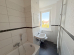 Bad mit Wanne - Top 2-Raumwohnung in ruhiger Lage mit schönem Balkon