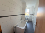 Bad mit Wanne - Top 2-Raumwohnung in ruhiger Lage mit schönem Balkon