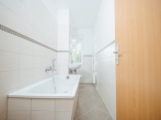 Bad mit Wanne - Lichtdurchflutete 3-Raumwohnung mit Blick in grünen Innenhof