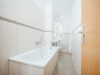 Musterfoto - Lichtdurchflutete 3-Raumwohnung mit Blick in grünen Innenhof