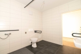 Barrierefreies Badezimmer mit ebenerdiger Dusche - In Sanierung – rollstuhlgerechte 2-Raumwohnung in der Nähe vom Hauptbahnhof