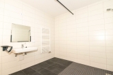 Barrierefreies Badezimmer mit ebenerdiger Dusche - In Sanierung – rollstuhlgerechte 2-Raumwohnung in der Nähe vom Hauptbahnhof