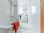 Helles Bad mit Wanne - Musterbild - Diese 3-Raumwohnung kann Ihnen gehören!