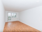 Lichtdurchflutetes Wohnzimmer mit Balkonzugang - Musterbild - Diese 3-Raumwohnung kann Ihnen gehören!