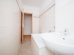 Bad mit Wanne - Ihre neue 3-Raumwohnung in toller Lage mit grüner Aussicht!