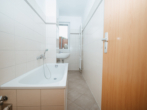 Modernes Badezimmer mit Wanne - Ihre neue 3-Raumwohnung in toller Lage mit grüner Aussicht!