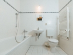 Badezimmer mit Wanne - 1-Raumwohnung im Lieblingskiez