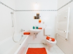 Modernes Badezimmer mit Wanne - 1-Raumwohnung im Lieblingskiez