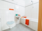 Modernes Badezimmer mit Wanne - 3-Raumwohnung in Top-Lage mit großem Wintergarten