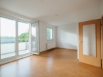 schönes, lichtdurchflutetes Wohnzimmer - 3-Raumwohnung mit Wohnküche