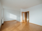 schönes, lichtdurchflutetes Wohnzimmer - 3-Raumwohnung mit Wohnküche