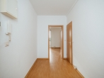 heller Flur mit Blick zum Wohnzimmer - 3-Raumwohnung mit Wohnküche