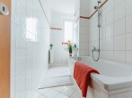 Helles Bad mit Wanne - Musterbild - Schön wohnen dank 3 Räumen & Einkaufsmöglichkeiten