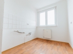 Helle freundliche Küche - Musterbild - Schön wohnen dank 3 Räumen & Einkaufsmöglichkeiten